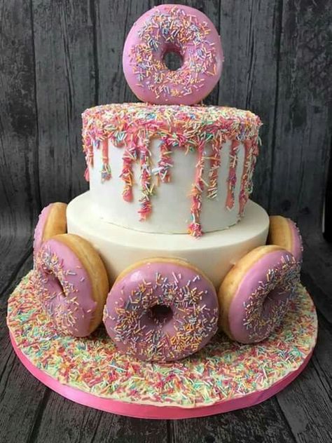 Donut themed birthday cake idea Bolo Tumblr, Donut Birthday Cake, Doughnut Party, Donut Themed Birthday Party, Birthday Donuts, Donut Birthday Parties, Homemade Birthday Cakes, Themed Birthday Cakes, Donut Party