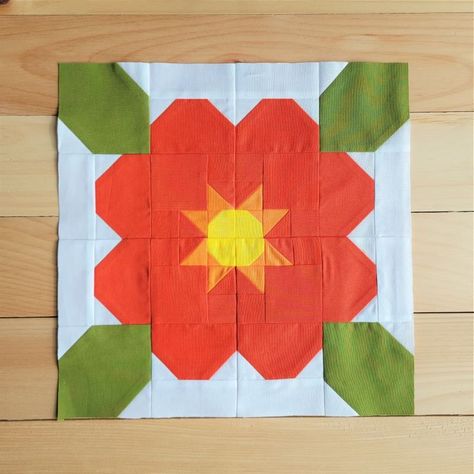 Flower Quilt Block, Flower Quilt Patterns, Log Cabin Quilt Blocks, Theme Nature, Quilt Block Patterns Free, Flower Quilts, Lap Quilts, Flower Quilt, Summer Quilts