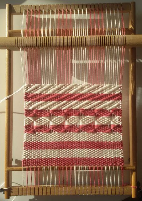 Marian...Korving: Weven met patronen Weave Design Pattern, Weaving Designs Pattern, Rigid Heddle Weaving Patterns, Weaving Loom Diy, Rug Loom, Inkle Weaving, Weaving Loom Projects, Peg Loom, Rigid Heddle Weaving