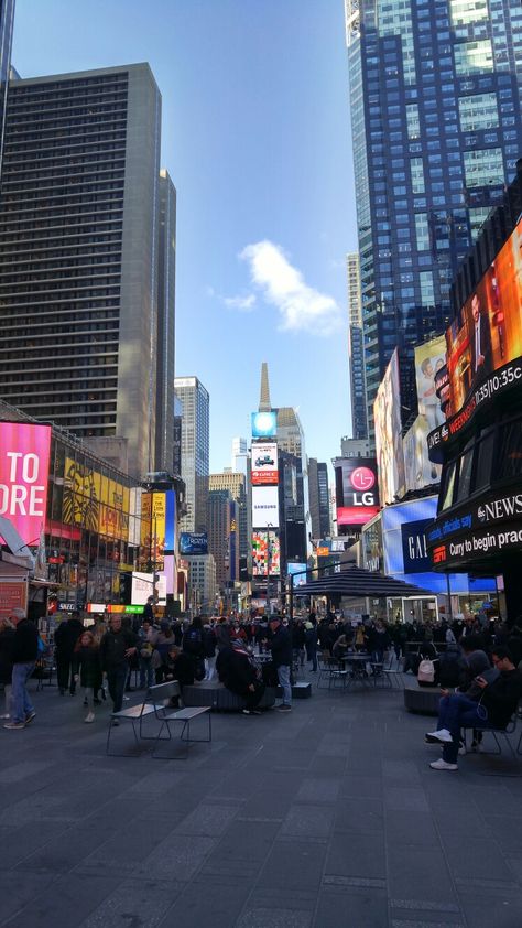 Times Square Instagram Story, Nostalgic Places, New York Snow, Nyc Times Square, City Layout, Diy Flower Crown, Flight Booking, Instagram Time, Booking Flights