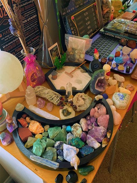 Organize Crystals, Crystal Room Decor, Trippy Room Decor, Crystal Room, Crystal Vibes, Earthy Jewelry, Crystal Aesthetic, Pinterest Room Decor, Spiritual Crystals