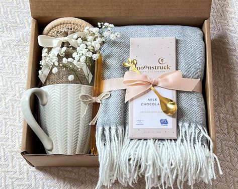 Employee Gift Ideas, Positive Work Culture, Box Noel, Diy Christmas Gifts For Friends, Christmas Gift Hampers, Hygge Gifts, Job Well Done, Gift Boxes For Women, Creative Birthday Gifts