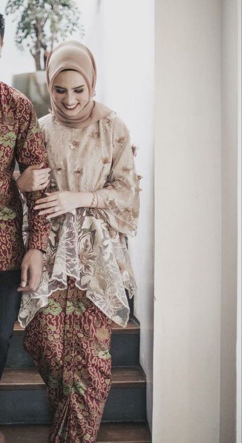 Hijab Kondangan Outfit, Kebaya Cream, Outfit Kebaya, Kebaya Graduation, Kondangan Outfit, Kebaya Wedding, Dress Bridesmaids, Batik Kebaya, Batik Couple