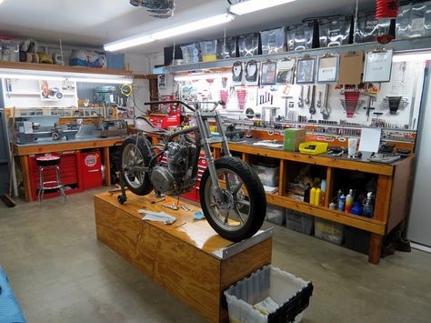 Work under way in the workshop of Richard Pollock's Mule Motorcycles      Nice setup . Vintage Garage Ideas, Plan Garage, Motorcycle Storage, Motorcycle Workshop, Cool Garages, Garage Floor Plans, Mechanic Garage, Motorcycle Shop, Motorcycle Garage