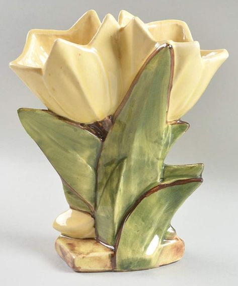 Mccoy Pottery Vases, Tulip Vase, Leaf Vase, Tulips In Vase, Roseville Pottery, Mccoy Pottery, Yellow Tulips, Pottery Planters, Vintage Planters