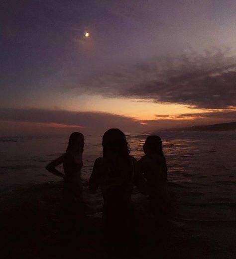 Aesthetic Night Life, Sunset Friends, Memories Aesthetic, Summer List, Summer Vision Board, Summer Vision, Beach At Night, Night Swimming, Summer Swimming