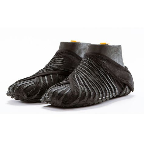 The Japanese word "furoshiki" refers to wrapping something in cloth. In this case, it's your feet. Furoshiki Shoes, Vibram Furoshiki, Summer Club Outfits, Vibram Shoes, Yoga Girls, Vibram Fivefingers, Yoga Logo, Partner Yoga, Free Shoes