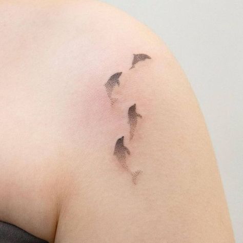 Animal Silhouette Tattoo, Tattoo On The Shoulder, Animals Dolphins, Aquatic Tattoo, Seal Tattoo, Watercolor Tattoo Ideas, Silhouette Tattoo, Shadow Tattoo, Dolphins Tattoo