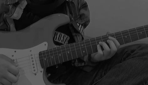 Aesthetic Wallpaper Laptop Black And White, Electric Guitar Wallpaper Laptop, Electric Guitar Aesthetic Pfp, Guitar Aesthetic Wallpaper Laptop, Guitar Wallpaper Laptop, Wallpaper Laptop Music, Music Laptop Wallpaper, Music Aesthetic Wallpaper Laptop, Guitar Header