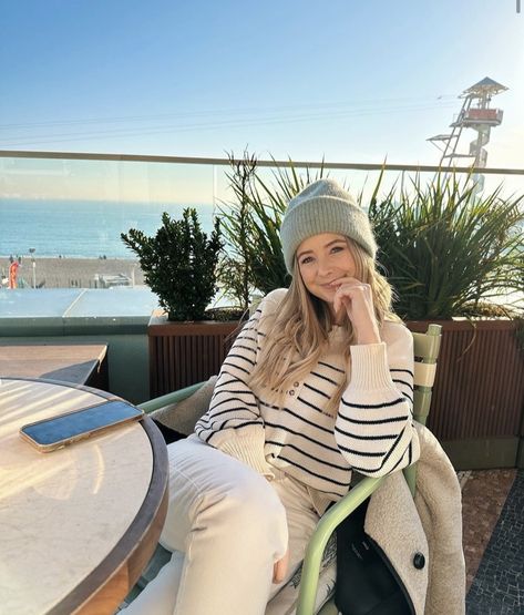 Zoe Sugg Winter Outfits, Zoe Sugg Outfits, Cream Mom Jeans, Zoella Style, Transitional Fashion, Zoe Sugg, Zoella, Knitted Jumper, Mom Outfits