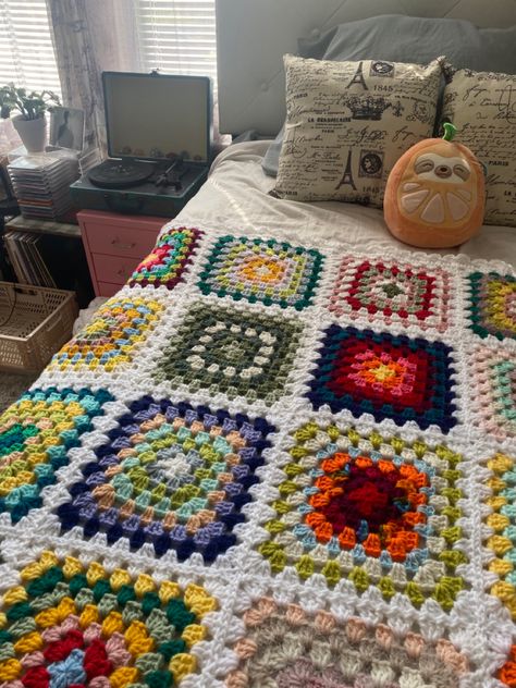 Grant Square Blanket, Chrocet Blankets Aesthetic, Granny Square Blanket Aesthetic, Random Granny Square Blanket, Granny Square Color Combinations, Granny Squares Crochet Blanket, Crochet Blanket Granny Square, Crochet Baby Blanket For Beginners, Crochet Blanket Tutorial