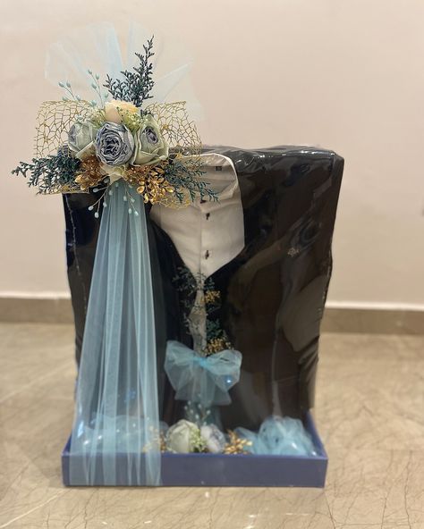 Dressing the groom in style 🌿💙 Our blue-themed trousseau packing with elegant floral decor is designed to make his big day even more special. Every detail is crafted with care and sophistication! 🌸👔 #GroomsTrousseau #HumsaCreations #BlueElegance #WeddingStyle #FloralDecor #TrousseauPacking #LuxuryGifting Trousseau Packing For Groom, Trousseau Packing, Packing Ideas, Elegant Floral, The Groom, Floral Decor, Big Day, Wedding Styles, In Style