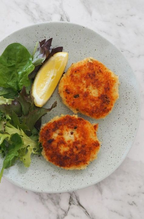 How to make an Easy Fish Cakes Recipe. This recipe is the perfect way to use up any leftover fish you may have. Both regular and Thermomix instructions included. Fish And Potatoes, Easy Fish Cakes, Leftover Fish, Tartare Sauce, Mini Quiche Recipes, Recipe Air Fryer, Fish Cakes Recipe, M And S, Vegetable Chips