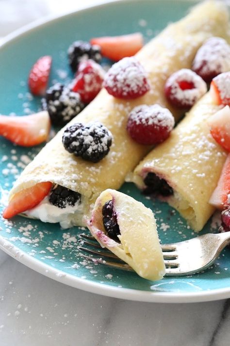 Blender Crepes, Cheese Crepes, Easy Crepe Recipe, Crepes Filling, Berries And Cream, Weight Watchers Desserts, Crepe Recipes, Skinny Taste Recipes, Ww Recipes