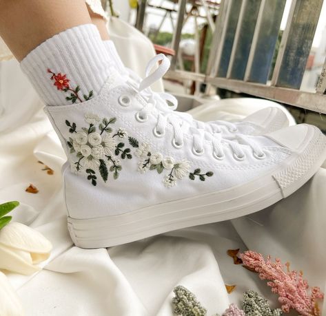 Bridal Converse/embroidered Converse/embroidered Sneakers - Etsy Custom Converse High Tops, Sneakers Wedding, Embroidered Vans, Converse Wedding, Cute Converse Shoes, Bridal Converse, White Bouquets, Baskets Converse, Embroidered Sneakers