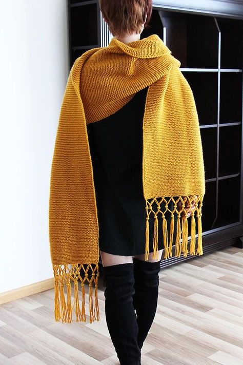 Yellow Knitwear, Scarf Outfit Fall, Mustard Scarf, Crochet Scarf Easy, Fashion Knitwear, Knitting Fashion, شال كروشيه, Knitwear Style, Chunky Scarf