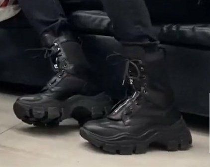 jukoo!!⁷ on Twitter: "HIS SHOES????? JUNGKOOK YOU ARE SO COOL… " Jungkook Shoes, Tennis Shoe Outfits Summer, Tennis Shoes Outfit, Nike Tennis Shoes, Outfit Jeans, Summer Chic, Black Aesthetic, Jean Outfits, Tennis Shoes