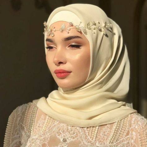 Hijab For Bride Style, Hijab Wedding Headpieces, Tiara With Hijab, Hijab Wedding Style, Hijab Jewelry, Headpiece Hijab, Hijab Pengantin, Hijab Brides, Hijabi Wedding