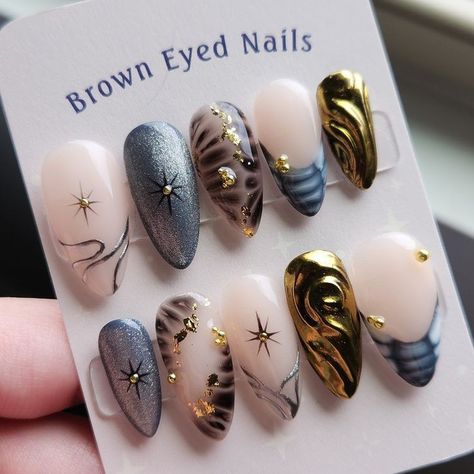 Gold Designs On Nails, Mixed Metal Nails, Black White Gold Nails, Halloween Aesthetic Nails, Japanese Nails Designs, Moon And Stars Nails, Silver And Gold Nails, Gold And Silver Nails, Making Press On Nails