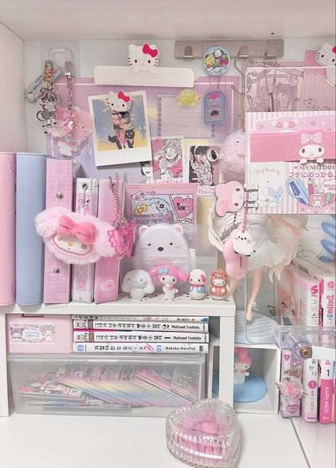 cr: creamyhari on twt Aesthetic Desks, Desk Interior, Photocard Aesthetic, Kitty House, Kawaii Desk, Cute Living Room, Dream Desk, Kawaii Games, Hello Kitty House