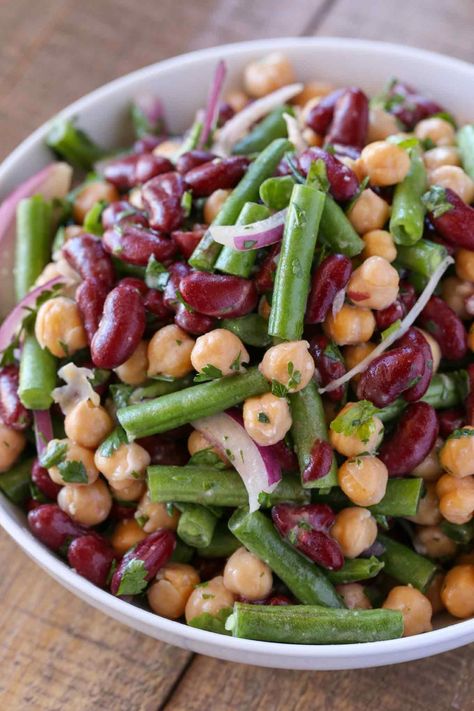 The Classic Three Bean Salad with green beans, garbanzo beans and kidney beans tossed with a sweet and sour dressing is the perfect summer side dish. Three Bean Salad Recipe, Kidney Bean Salad, 3 Bean Salad, Vegetable Side Dishes Healthy, Coleslaw Recipe Easy, Bean Salad Recipe, Three Bean Salad, Vegetable Recipe, Resep Salad