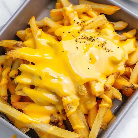 Satisfy your cravings with mouthwatering cheese fries topped with melted cheddar and crispy bacon. Perfect for a cheesy treat! French Fries With Cheese, Fries With Cheese, Cheese Fries Recipe, Cheesy Fries, Crispy Fries, Avocado Salad Recipes, American Recipes, Healthy Snack Options, Fries Recipe