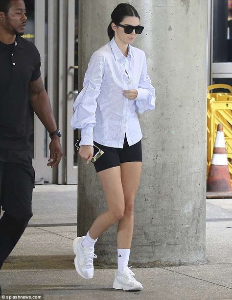 Back on home soil: Kendall Jenner touched down in her native Los Angeles on Sunday evening... Kendall Jenner Athleisure, Kendall Jenner Style Casual, Kendall Jenner Estilo, Kendall Jenner Outfits Casual, Cycling Shorts Outfit, Estilo Jenner, Outfits Con Camisa, Kendall Jenner Street Style, Gym Aesthetic