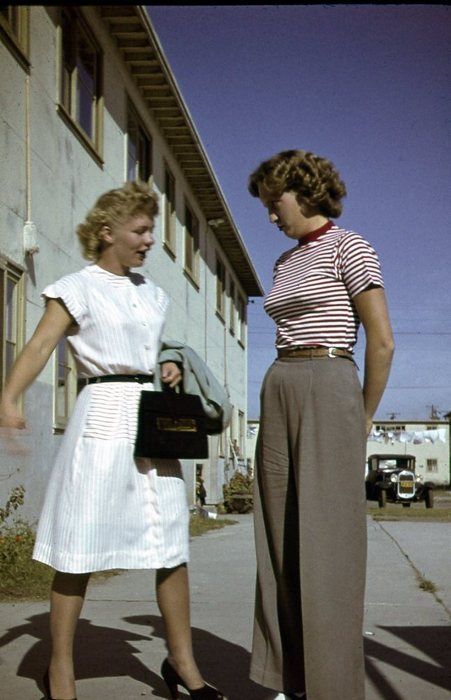 1940s Pants Women, Casual 1940s Outfits, 1940s Casual Fashion, 1940s Fashion Women, 1940s Women, 1940s Woman, Vintage Street Style, 1940s Outfits, Found Photos