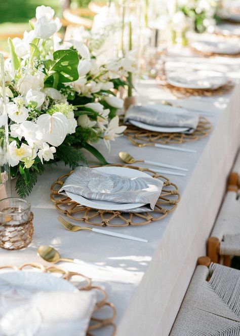 Green and white botanical wedding in Hawaii Blue White And Green Wedding, Tropical Elegant Wedding, Wedding Table Styling, White Beach Wedding, Beach Wedding White, White And Green Wedding, Wedding In Hawaii, Wedding Table Linens, Wedding Sparrow