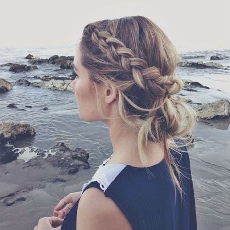 Here we have a great way to keep your hair out of the wind with a dutch braid on either side, pulled back with a messy bottom bun. Platted Hair, Easy Beach Hairstyles, Mermaid Waves, Tousled Hair, Greasy Hair Hairstyles, Longer Hair, Cool Braids, Straight Forward, Braided Bun