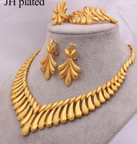 Chokar Pendent Set In Gold, Silver Bangles Indian, Gold Set Design, Indian Gold Jewellery Design, Unique Gold Jewelry Designs, Bangles Silver, Bridal Necklace Designs, New Gold Jewellery Designs, High End Jewelry