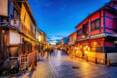 Geisha Gion District: Why Is Kyoto Banning Tourists? - TokyoTreat Blog Visit Kyoto, Street Image, Entertainment District, Traditional Building, Performance Artist, Local Government, Group Tours, Tea House, World Famous