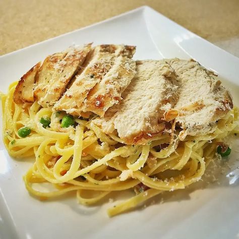 Cheesecake Factory Spaghetti, Carbonara With Chicken, New Orleans Pasta, Cheesecake Factory Pasta, Bow Tie Pasta Recipe, Spaghetti Carbonara Recipe, Pasta Carbonara Recipe, Chicken Pasta Dishes, One Skillet Meals