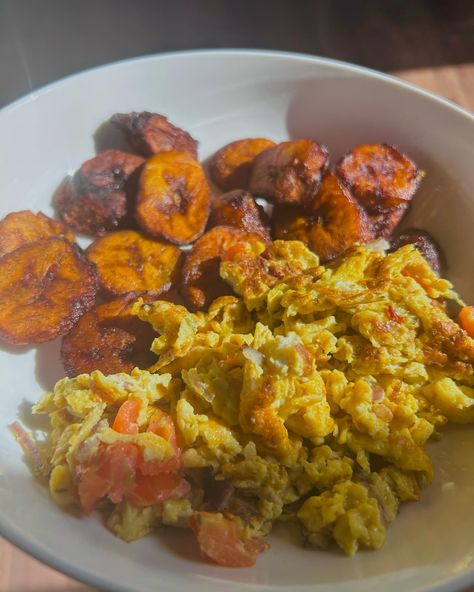 Is it even weekend breakfast if it’s not fried plantain and Nigerian style scrambled eggs? #nigerianscrambledeggs #friedplantains #nigerianbreakfast #nigerianbreakfastideas Nigerian Pancake, Nigerian Breakfast, African Breakfast, Fried Plantain, Fried Plantains, Nigerian Style, Plantains Fried, Weekend Breakfast, Nigerian Styles