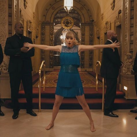 Delicate MV was the cutest thing ever and nothing you say will change my mind. Delicate Taylor Swift Music Video, Taylor Swift Look What You Made Me Do Mv, Delicate Music Video, Taylor Swift Outfits Music Videos, Taylor Swift Music Videos Outfits, Taylor Fits, Taylor Swift Delicate, Eras Outfits, Taylor Swift Music Videos