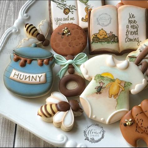 Jodi Till on Instagram: “It’s here! The new Online Class Classic Winnie the Pooh with the autumn colors of fall! 🍂 Ever since I did my first #pooh cookies back in…” Pooh Baby Shower Cookies, Winnie The Pooh Cookies, Pooh Cookies, Winnie The Pooh Themes, Winnie The Pooh Baby Shower, Boy Baby Shower Ideas, Baby Shower Deco, Disney Baby Shower, Winnie The Pooh Birthday