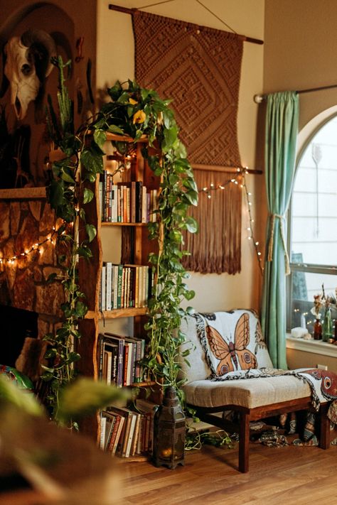 HOME // THE NOOK — Roots & FeathersBlog Ivy Bookshelf, Plant Shopping, Beautiful Bookshelf, Girl Apartment, Apartment Vibes, Sunroom Decorating, Hippie Homes, Table Set Up, Dining Table Set