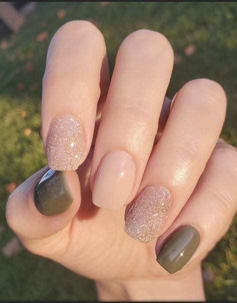 Shades Of Gold Nails, Fall Nail Inspiration Autumn Short, November Nails Designs Fall Green, Square Dip Nails Fall, Fall Short Nails 2022, Thanksgiving Nails Dip Powder, Short Fall Nails 2022 Gel, Solid Fall Nails, Powder Dipped Nails Colors Fall