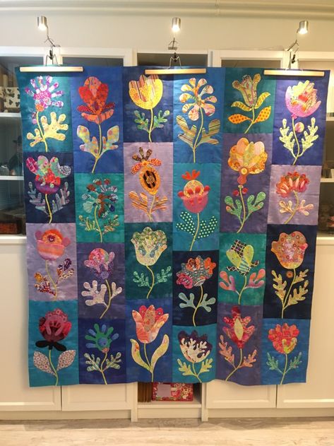 Kim Mclean Flower Garden Quilt, Floral Quilts Ideas, Flower Applique Quilt, Meadow Quilt, Flower Applique Patterns, Quilt Flowers, Kaffe Quilts, Denim Quilt Patterns, Floral Quilts