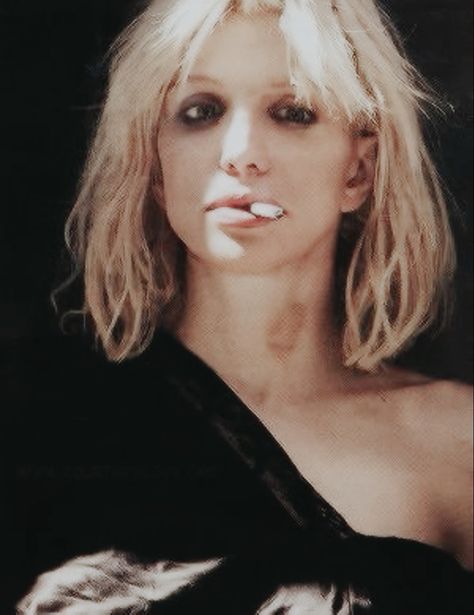 𝒮𝓂ℴ𝓀𝒾𝓃𝑔, 𝒢𝓇𝓊𝓃𝑔ℯ 🚬 Lobotomy Chic, Courtney Love 90s, Bloodhound Gang, Messy Makeup, Courtney Love Hole, Kurt And Courtney, Frances Bean Cobain, Women Of Rock, Courtney Love