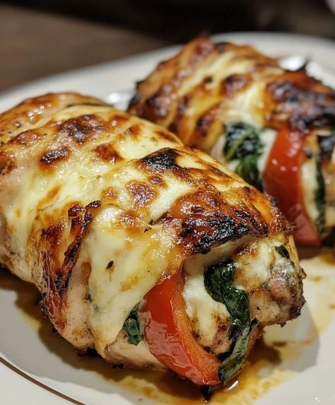 Mozzarella Stuffed Chicken, Spinach And Mozzarella, Alfredo Recipes, Mozzarella Chicken, Jamie Oliver Recipes, Spicy Dishes, Roasted Red Pepper, Grandmas Recipes, Stuffed Chicken