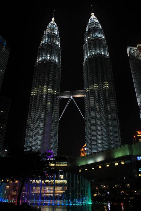 petronas-towers-night-view-kuala-lumpur Petronas Towers, Kuala Lumpur City, Bf Picture, Malaysia Airlines, Nba Pictures, Russell Crowe, Scenery Photography, Night Scenery, Fotografi Alam Semula Jadi