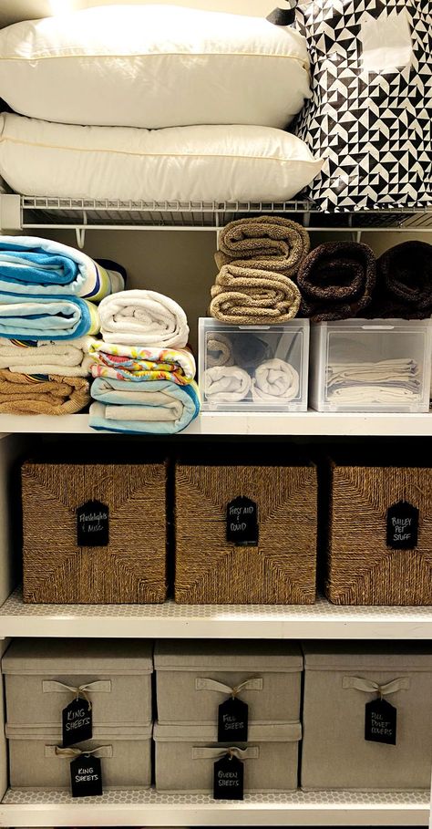 Tips to organize the linen closet Organize Small Linen Closet, Organizing Blankets In Closet, Organizing Blankets, Small Linen Closet, Small Linen Closets, Dumping Ground, Simple Closet, Small Organization, How To Organize