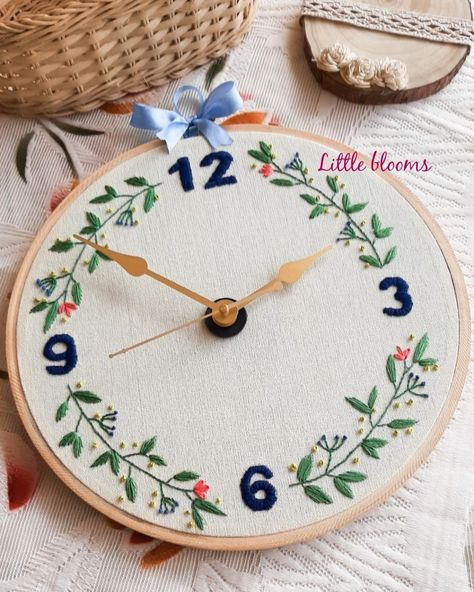 Embroidery Clock, Embroidery Hoop Art Diy, Embroidery Wall Art, Diy Embroidery Designs, Diy Embroidery Patterns, Diy Bottle Crafts, Hand Embroidery Tutorial, Handmade Embroidery Designs, Embroidery Stitches Tutorial