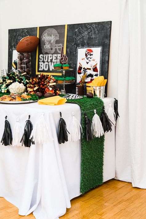 Football Party Table, Football Brownies, Chalkboard Backdrop, Football Centerpieces, Nfl Party, Superbowl Party Games, Superbowl Party Decorations, Super Bowl Decorations, Football Banquet