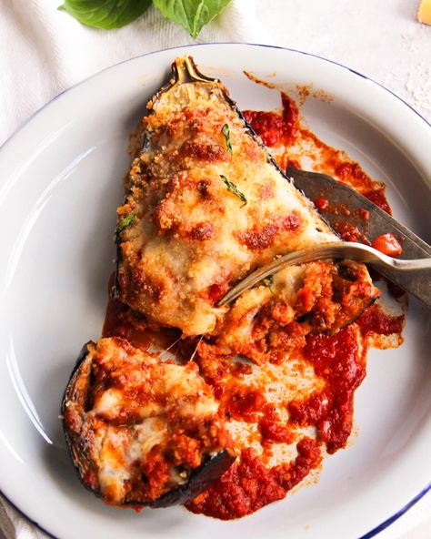 Easy Bolognese Stuffed Eggplant Parm!🍆🧀🍅 Save this recipe! Eggplant: 2 medium purple eggplants Oil Salt and pepper to taste Bolognese: 1 tbsp oil 1 medium red onion, finely chopped 2 tsp fennel seeds 400g pork sausages 3 cloves garlic, minced 1 tsp chili flakes (or to taste) 1 tbsp tomato paste 1 tsp dried oregano ½ tsp sugar 3 cups passata Salt and Pepper to taste Topping: ¼ cup breadcrumbs 1 tsp oil Pinch dried oregano ⅓ cup freshly grated Parmesan cheese ½ cup grated mozzarella Fre... Eggplant Bolognese, Deviled Chicken, Easy Bolognese, Chicken Cups, Recipe Eggplant, Pork Sausages, Stuffed Eggplant, Eggplant Parm, Oven Design