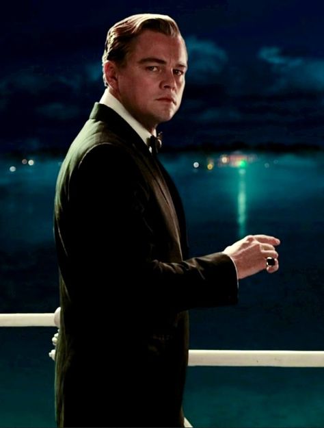 This picture of Gatsby represents when he would go to his dock and look across the bay at the green light where Daisy is. The Great Gatsby Leonardo Dicaprio, The Great Gatsby Green Light, Gatsby Green Light, The Great Gatsby Movie, Gatsby Movie, The Great Gatsby 2013, Jay Gatsby, Arte Hip Hop, Dark Water