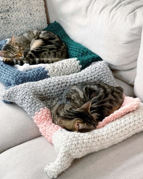 Bernat Blanket Yarn Cat Bed, Crochet Pet Blanket, Knitting Cat Bed, Crochet Cat Beds, Cat Bed Pattern, Crochet Pets, Crochet Cat Bed, Cat Couch, Pet Sweaters