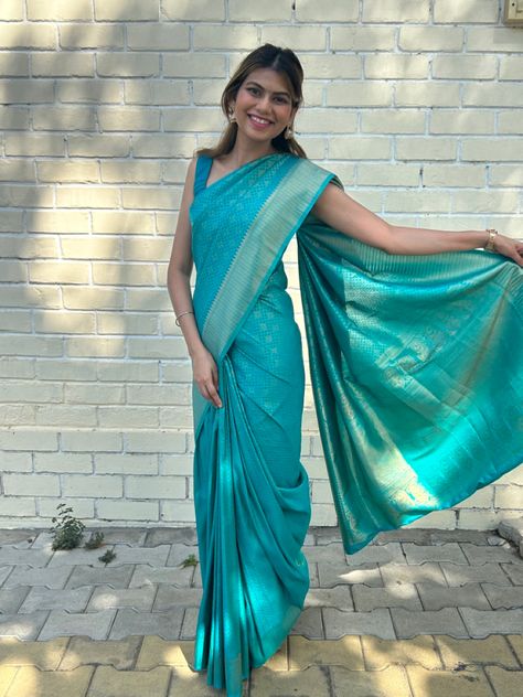 Turquoise silk blend saree for South Indian Wedding. Pair it with a sleevless blouse, small bindi and baby pink jhumkas to xomplete the look. Turquoise Saree, Dress Bridesmaids, Desi Love, Saree Silk, South Indian Wedding, Indian Fashion Dresses, Indian Outfits, Silk Saree, Baby Pink