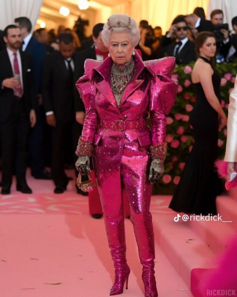 Grandma Chic Fashion, Queen Eli, Royal Food, Grandma Chic, Grand Prince, Funny Old People, Funny Dance Moves, Met Gala Red Carpet, Royal Family England